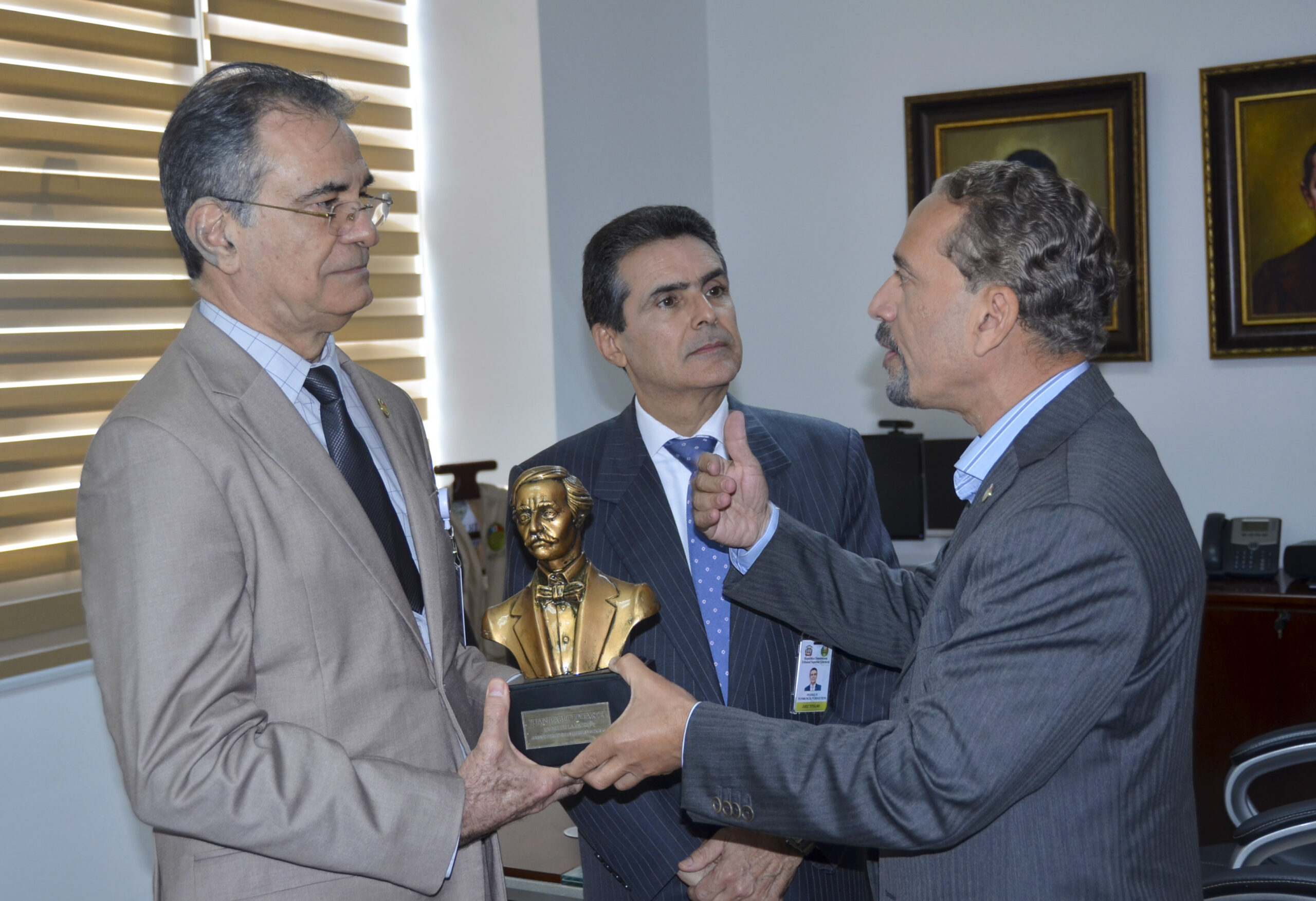 TSE recibe visita del presidente de la Comisión Permanente de Efemérides Patrias