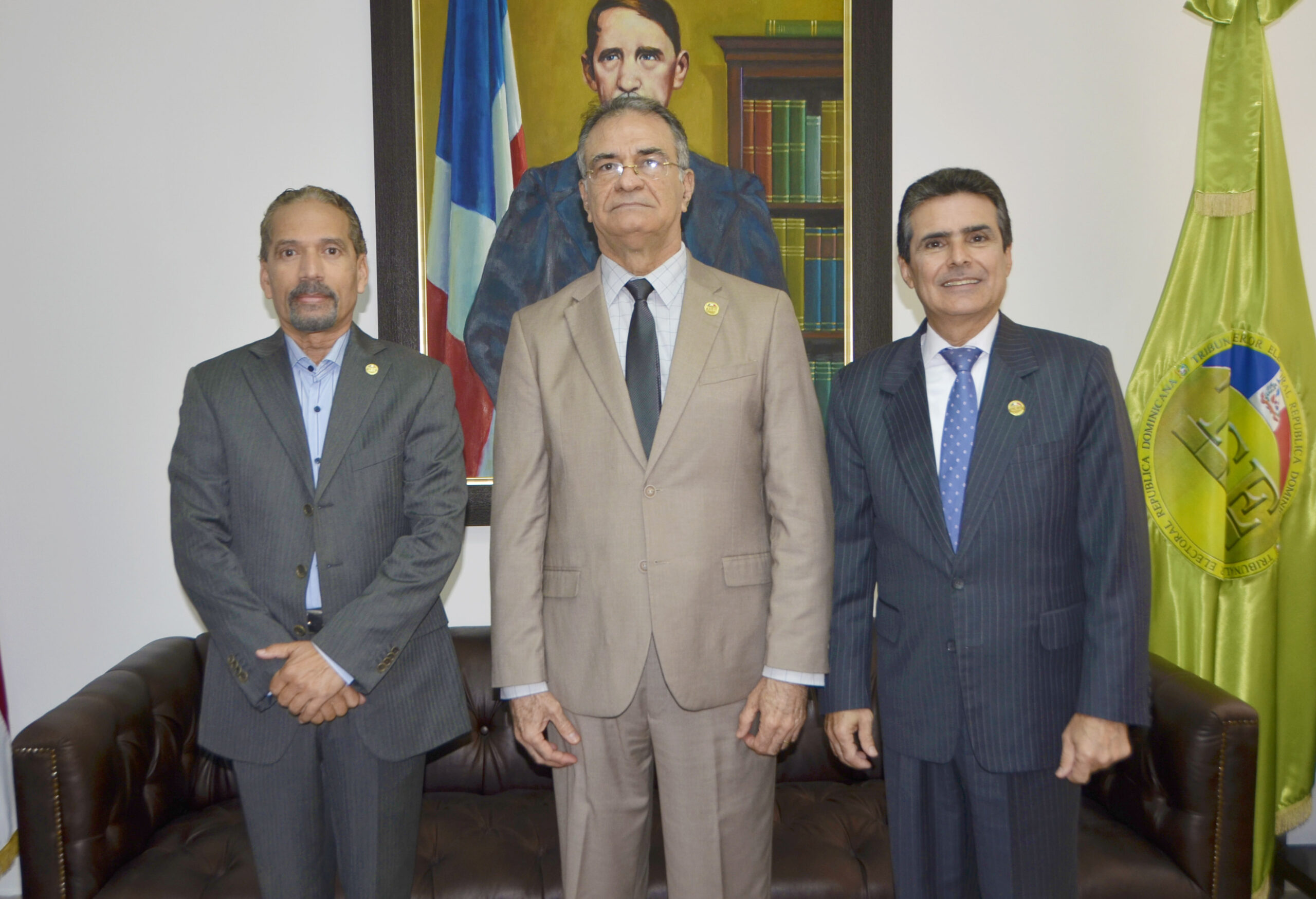 TSE recibe visita del presidente de la Comisión Permanente de Efemérides Patrias