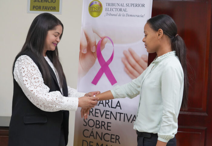 Orientan colaboradoras del TSE sobre prevención del cáncer de mama