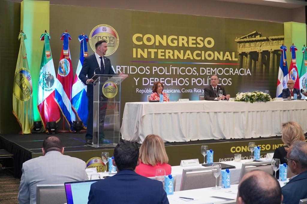 Director del Departamento para la Cooperación y Observación Electoral de la Organización de los Estados Americanos (OEA) dice que Ecuador y República Dominicana, únicos países en América Latina con tendencia clara a la democracia