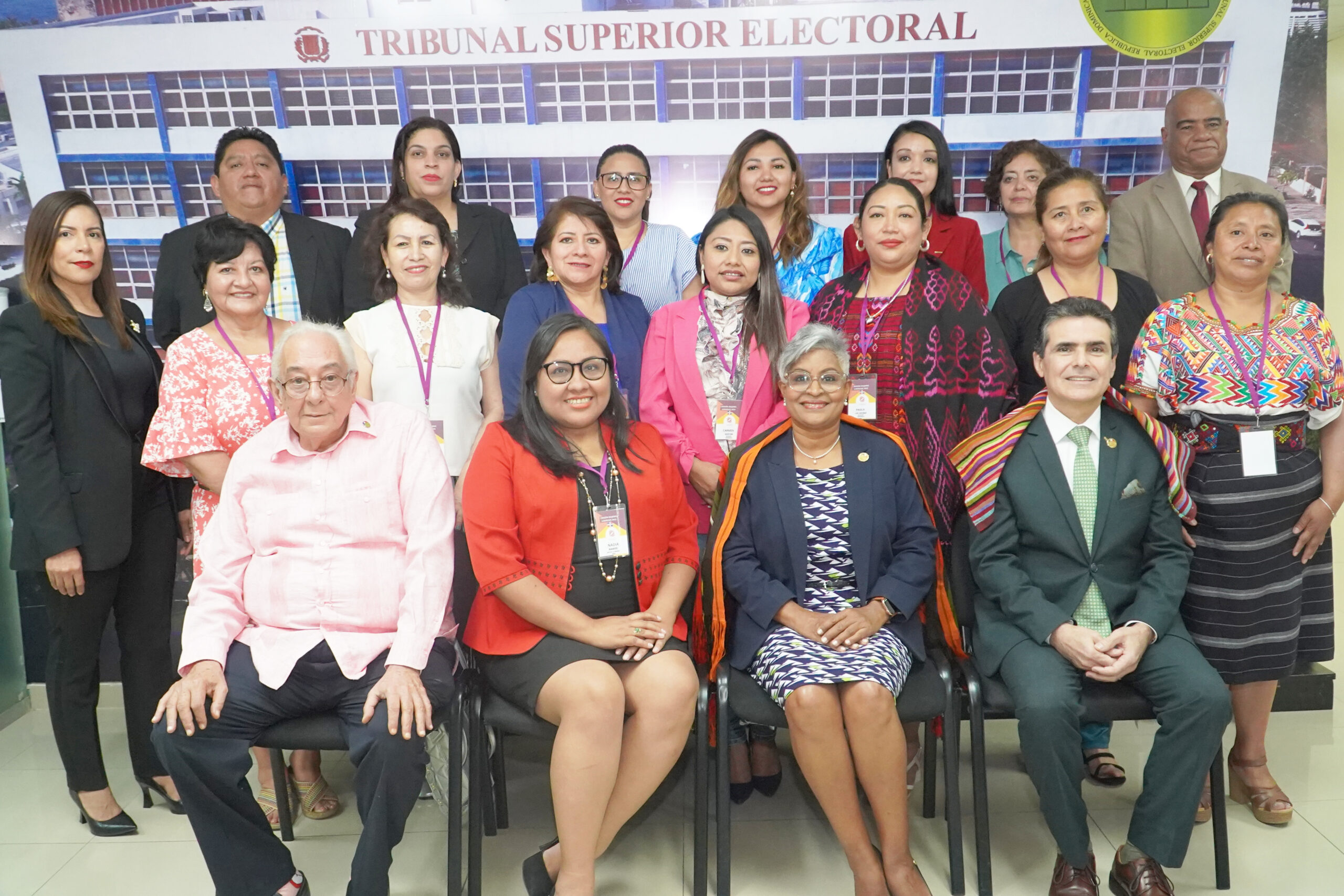 Misión de mujeres líderes de las américas 2023 se reúne con jueces del TSE