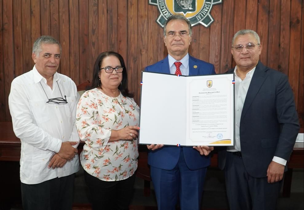 Ayuntamiento de Moca tributa homenaje presidente TSE