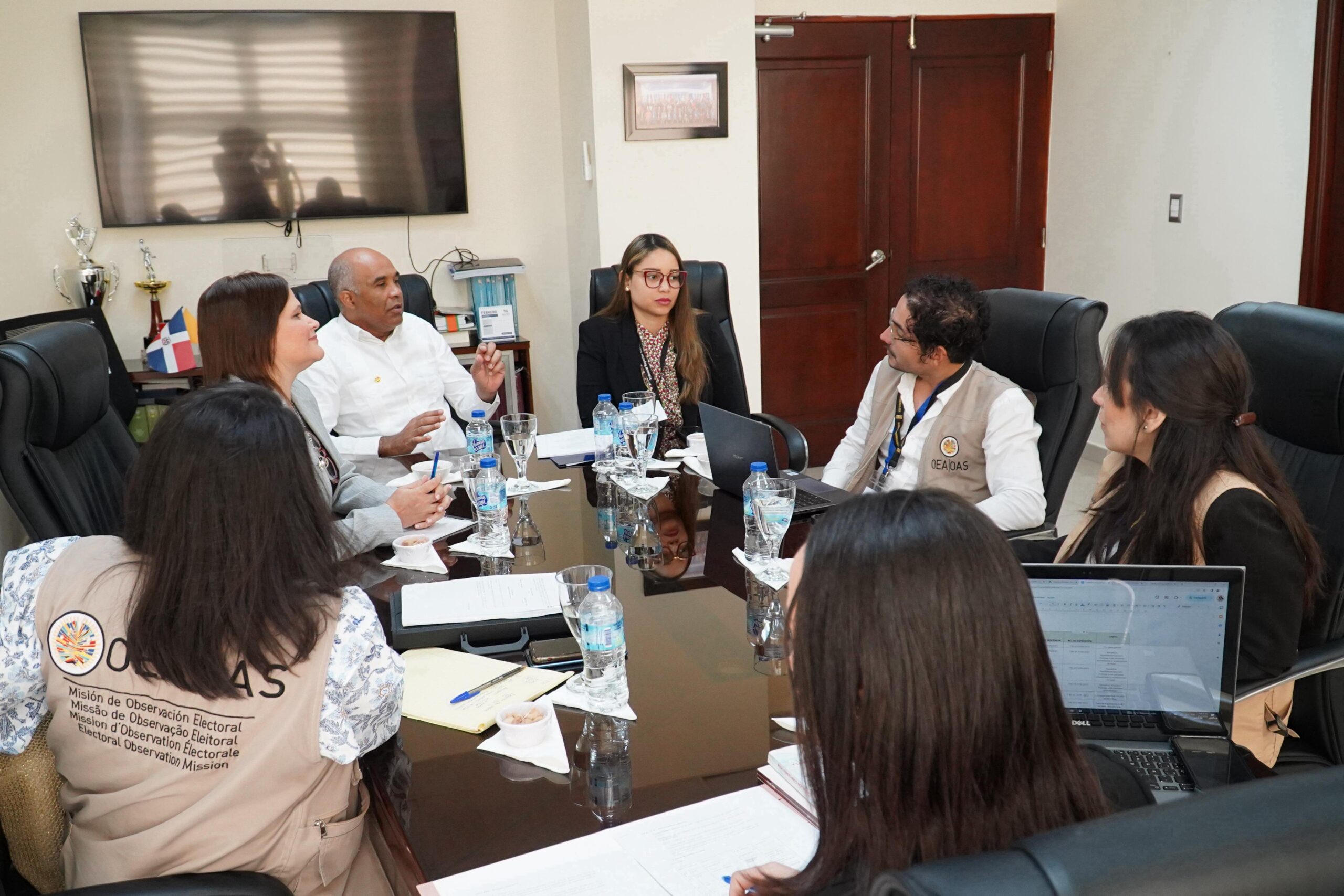 Colaboradores TSE realizan jornada de trabajo con Misión de Observación Electoral de OEA