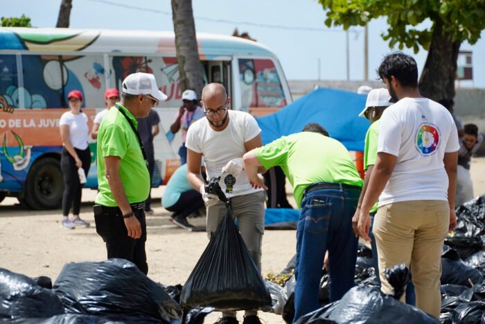Más de 50 colaboradores se integraron y recolectaron 6,135 libras de basura en toda el área de playa, superando las expectativas de 2,500 libras que era la meta Santo Domingo. - El Tribunal Superior Electoral (TSE), junto al Ministerio de la Juventud y la Fundación Vida Azul, realizaron una jornada de limpieza en la playa Montesino para contribuir a la conservación del medio ambiente. La jornada contó con la participación activa de jueces titulares, directores, encargados y más de 50 colaboradores de la Alta Corte, donde 6,135 libras de basura recolectadas en toda el área de playa, superando las expectativas de 2,500 libras que era la meta. Retiraron de la orilla de la playa vasos fon, trozos de maderas, algas, botellas plásticas, objetos de cristal, y otros desechos. Los colaboradores dedicaron su tiempo y esfuerzo a contribuir con reducir residuos y desechos de la playa. La actividad fue coordinada por la Dirección de Gestión del Talento Humanos del TSE. Los magistrados titulares Hermenegilda del Rosario Fondeur Ramírez y Pedro Pablo Yermenos Forastieri, formaron parte de la jornada de limpieza. “Esta es una actividad que pone de manifiesto un compromiso, de nuestra institución, el medio ambiente nos afecta a todos. Efectivamente, los problemas que está viviendo el medio ambiente son grandes y reales, hay que crear consciencia de eso para contribuir y reducir los desechos con los que está siendo atacado el medio ambiente”, expresó el magistrado Yermenos. Mientras que la magistrada Fondeur Ramirez agradeció a los colaboradores y al presidente del Tribunal, Ygnacio Pascual Camacho Hidalgo, por permitir la integración de los colaboradores en la jornada. Exhortó a las demás instituciones a tomar el ejemplo para que multipliquen jornadas de limpieza en favor del medioambiente. El TSE tiene como propósito no solo mantener las playas limpias y seguras, sino también fomentar la conciencia ambiental ante la población dominicana. La jornada fue realizada en horario de 8:00 de la mañana a 12:00 del mediodía.