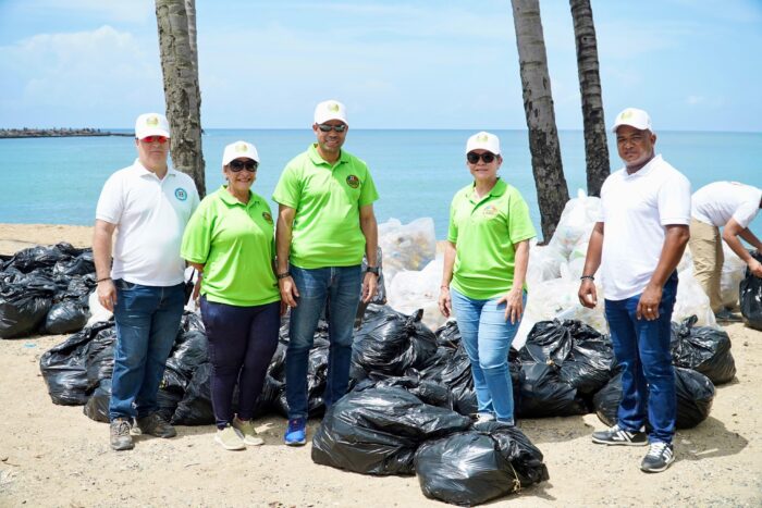 jornada de limpieza en playa Montesino