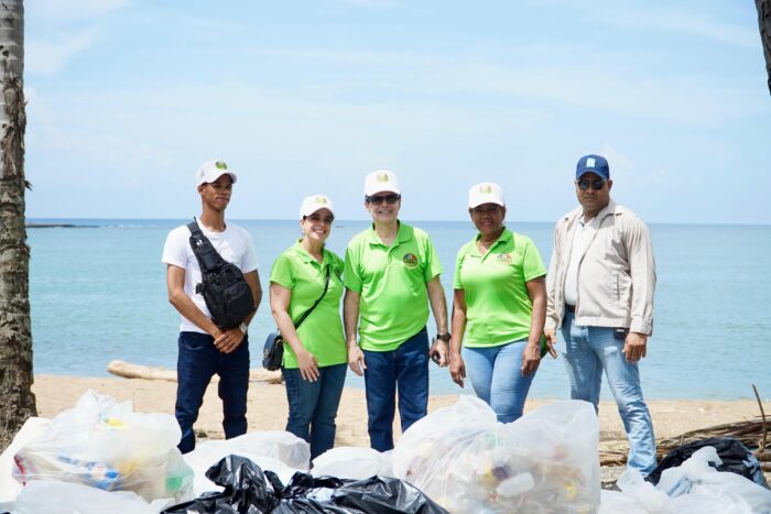 jornada de limpieza en playa Montesino