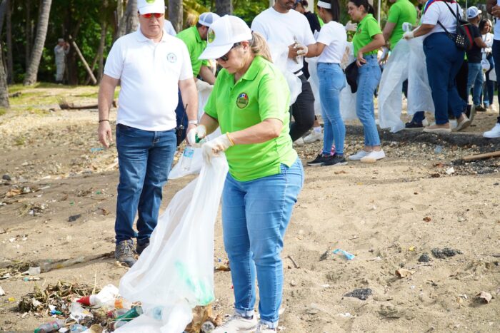 jornada de limpieza en playa Montesino