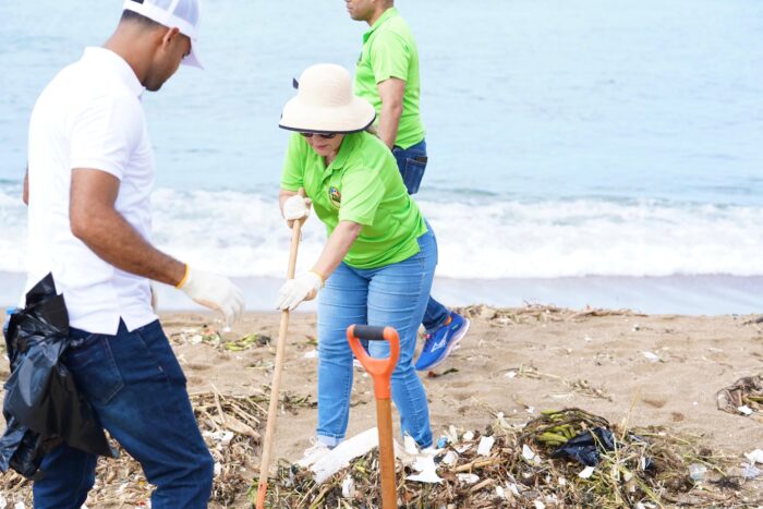 jornada de limpieza en playa Montesino
