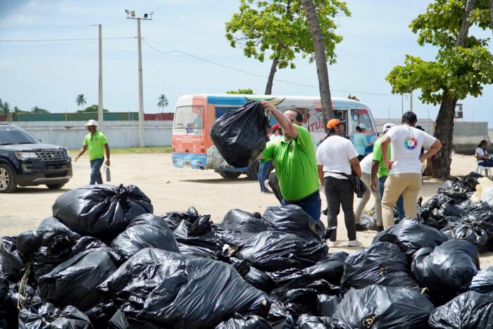 jornada de limpieza en playa Montesino