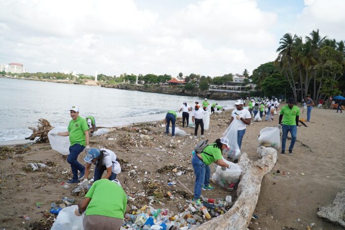 jornada de limpieza en playa Montesino