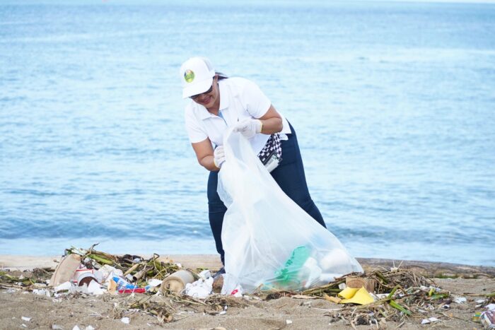 jornada de limpieza en playa Montesino