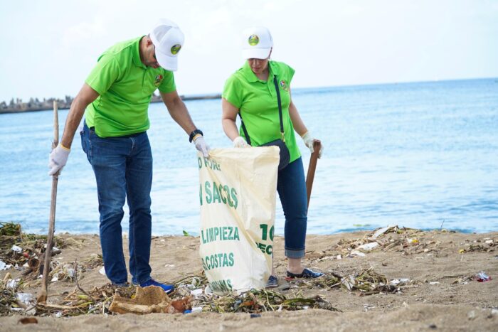 jornada de limpieza en playa Montesino