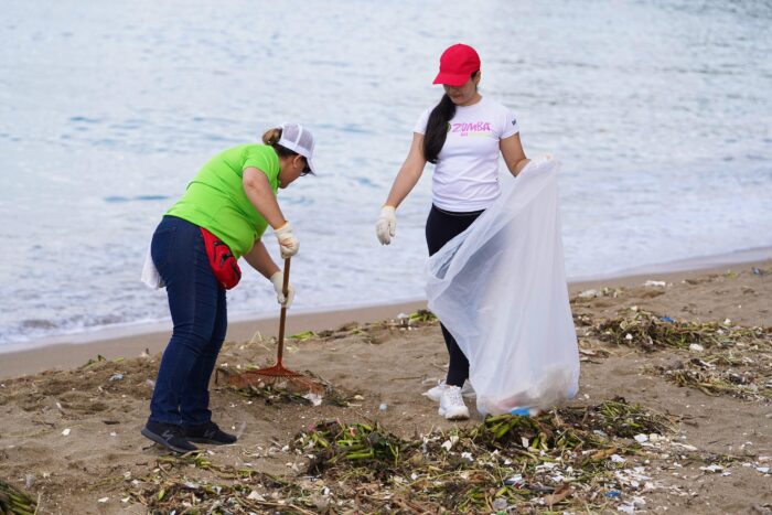 jornada de limpieza en playa Montesino