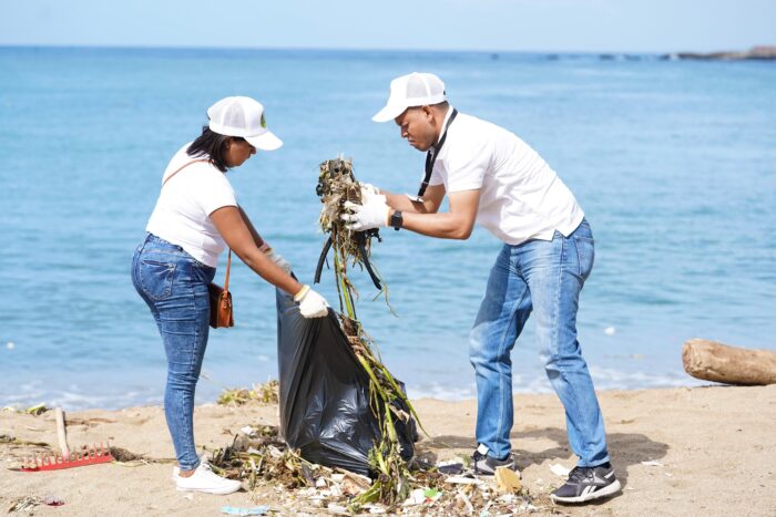jornada de limpieza en playa Montesino