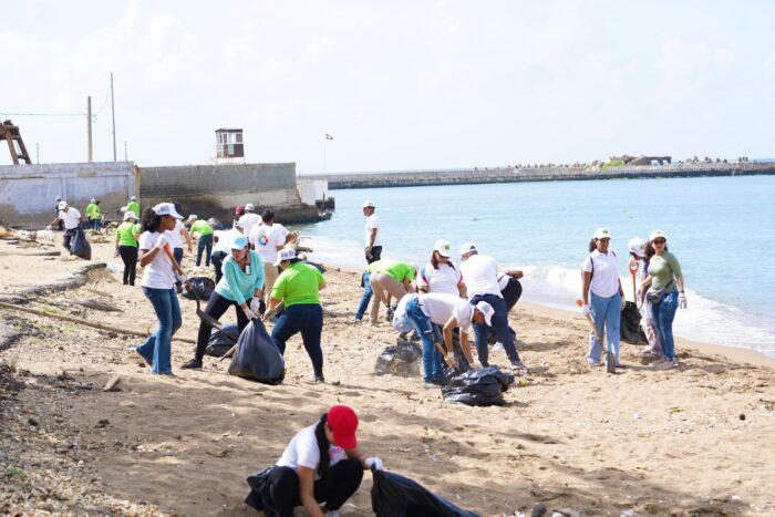 jornada de limpieza en playa Montesino