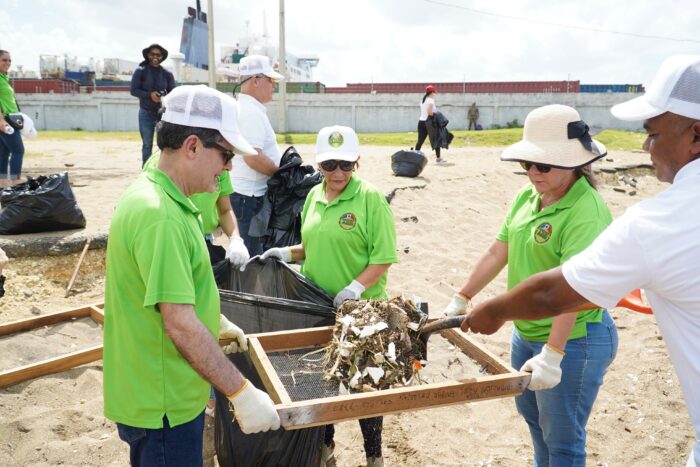 jornada de limpieza en playa Montesino