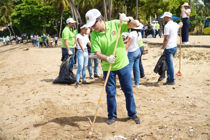 jornada de limpieza en playa Montesino