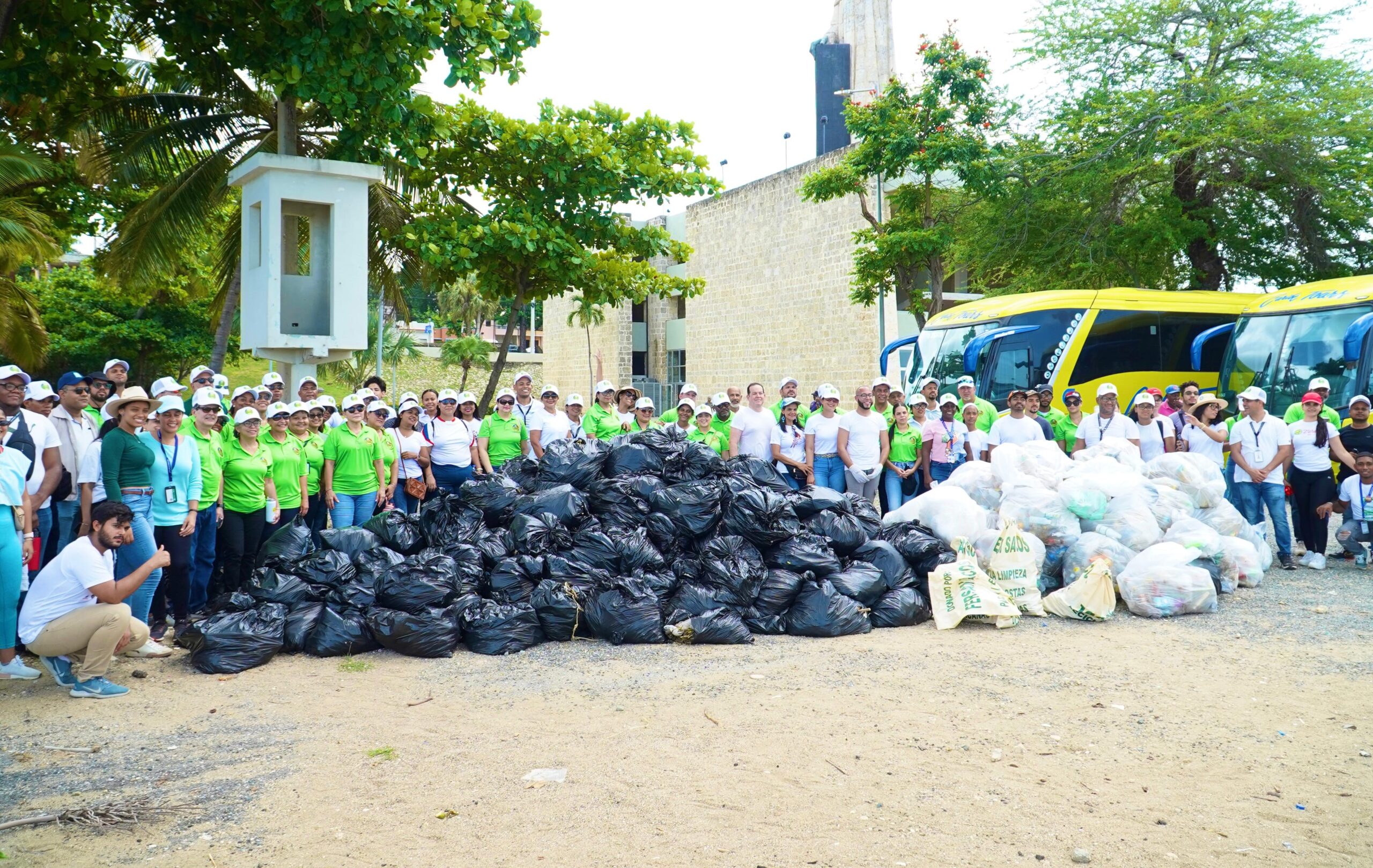 jornada de limpieza en playa Montesino