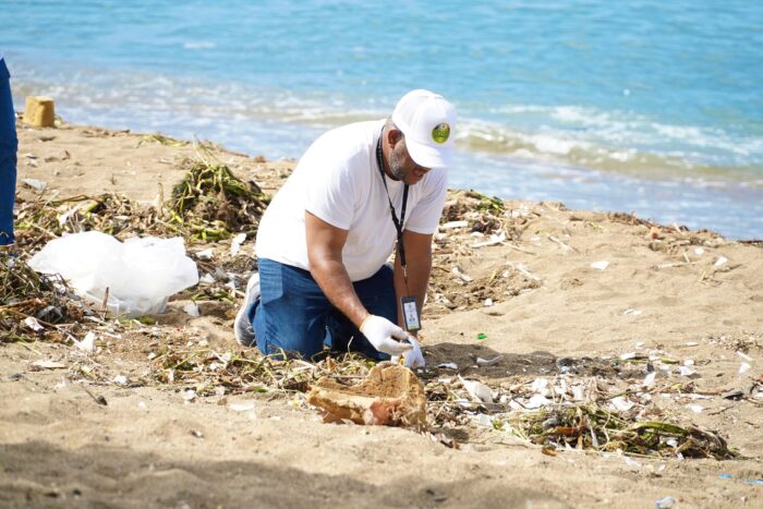 jornada de limpieza en playa Montesino