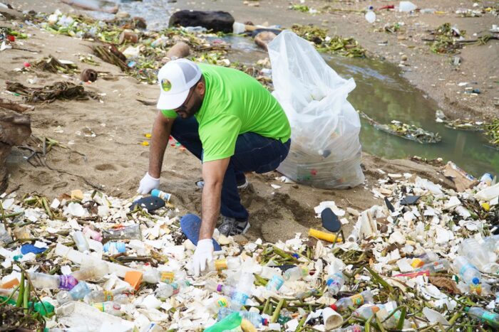 jornada de limpieza en playa Montesino