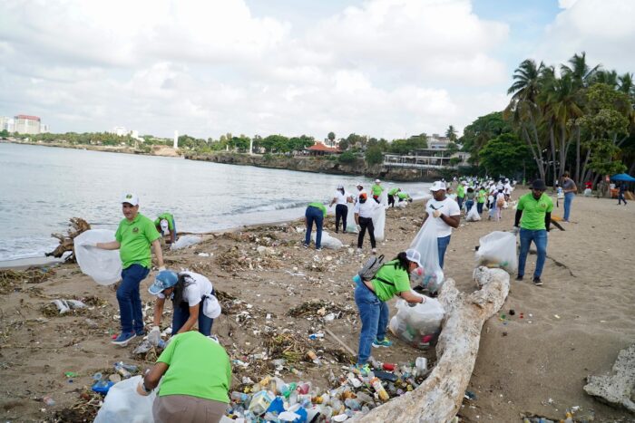 jornada de limpieza en playa Montesino