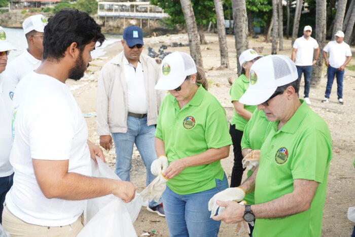 jornada de limpieza en playa Montesino