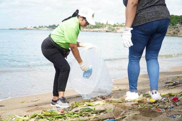 jornada de limpieza en playa Montesino