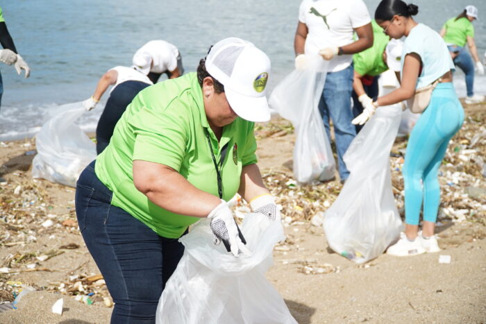 jornada de limpieza en playa Montesino