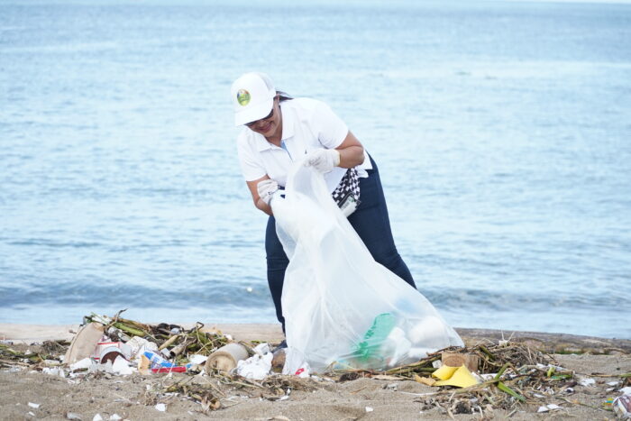 jornada de limpieza en playa Montesino