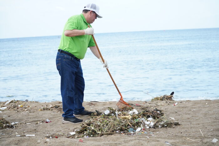 jornada de limpieza en playa Montesino