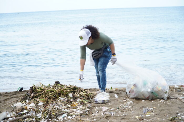 jornada de limpieza en playa Montesino