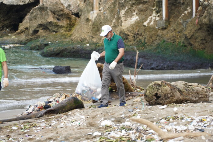 jornada de limpieza en playa Montesino