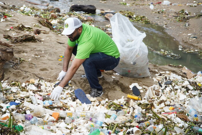 jornada de limpieza en playa Montesino