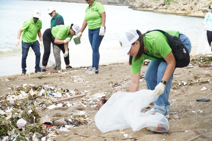 jornada de limpieza en playa Montesino