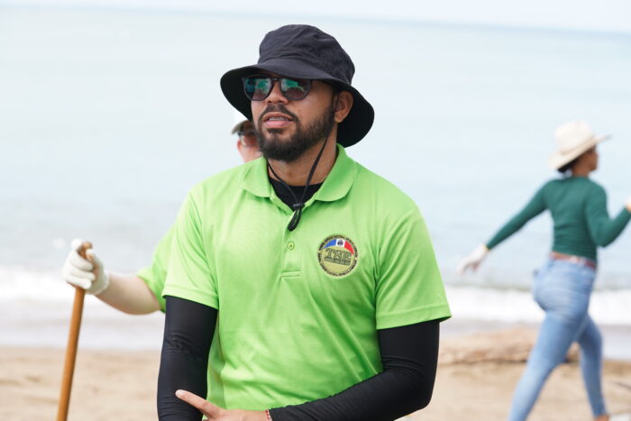 jornada de limpieza en playa Montesino