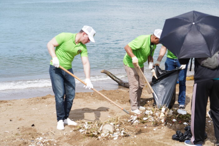 jornada de limpieza en playa Montesino