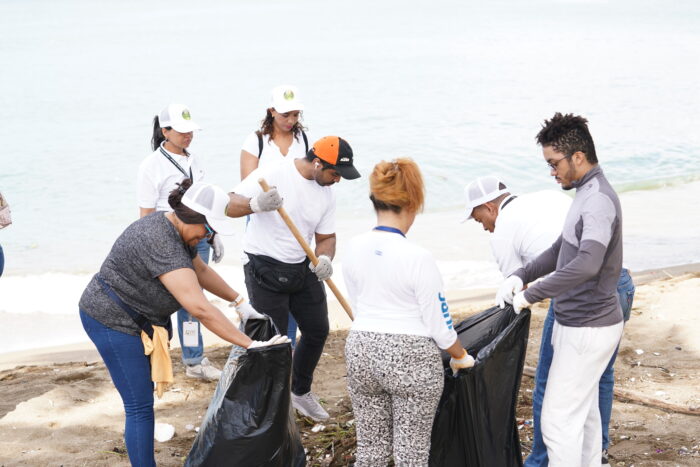 jornada de limpieza en playa Montesino