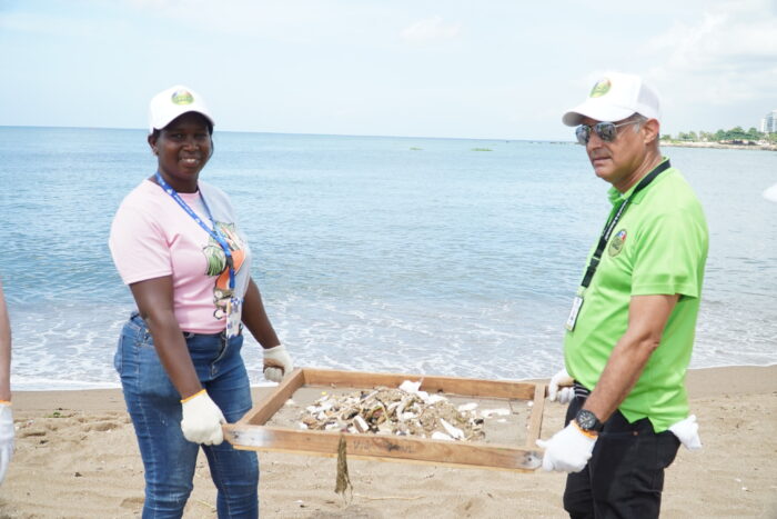 jornada de limpieza en playa Montesino