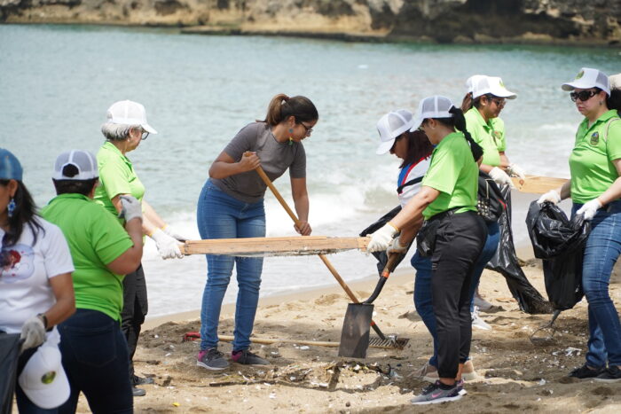 jornada de limpieza en playa Montesino