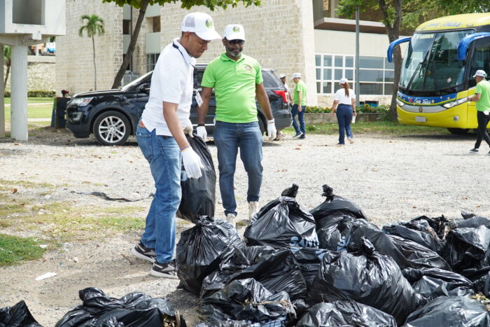 jornada de limpieza en playa Montesino