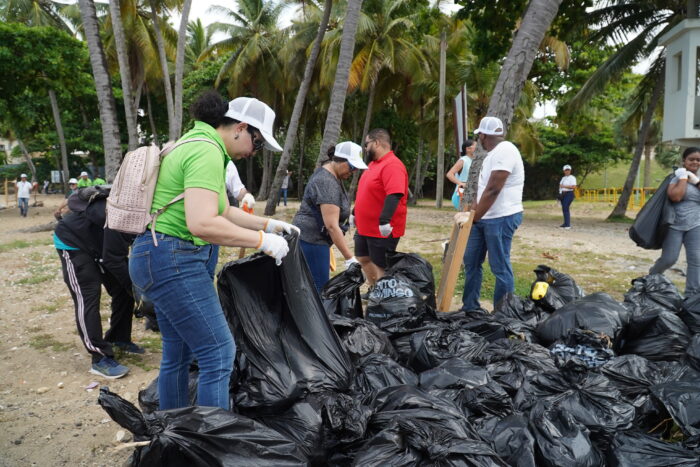 jornada de limpieza en playa Montesino