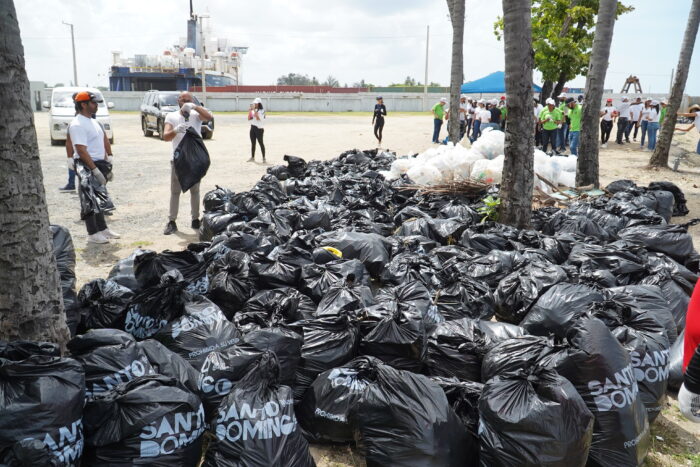 jornada de limpieza en playa Montesino