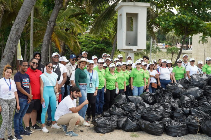 jornada de limpieza en playa Montesino