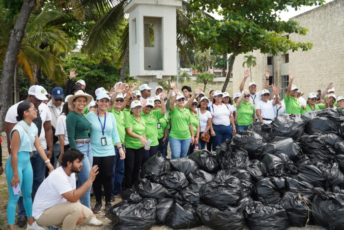 jornada de limpieza en playa Montesino