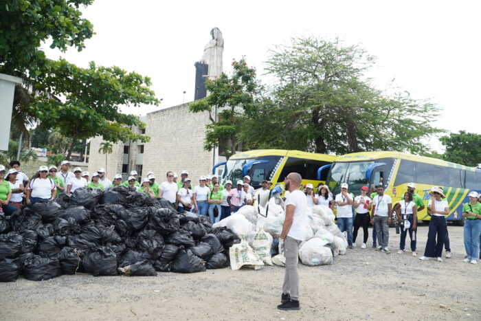 jornada de limpieza en playa Montesino