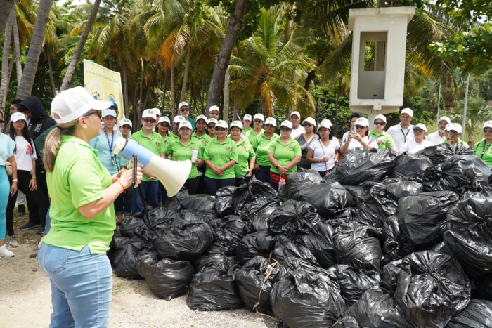 jornada de limpieza en playa Montesino