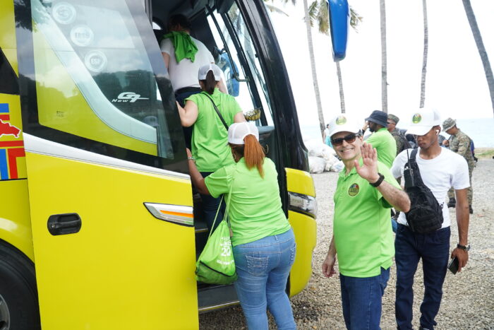 jornada de limpieza en playa Montesino