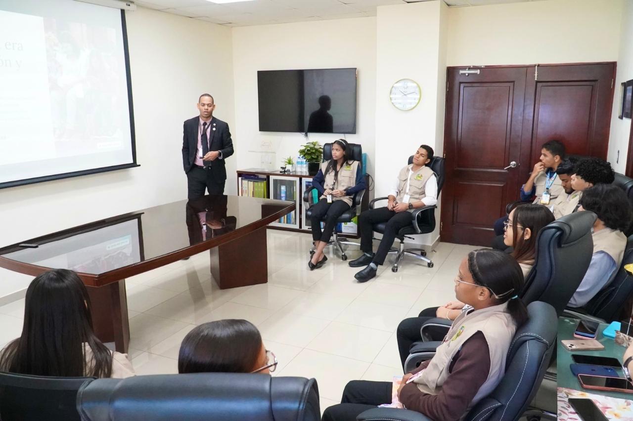 Jóvenes programa "Enséñame a trabajar" reciben charla “El internet en la era de la información y la adolescencia”