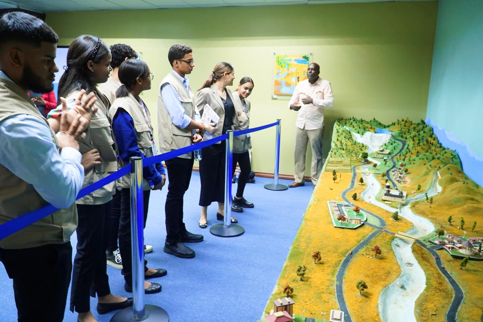 Jóvenes del Programa "Enséñame a Trabajar" se comprometen con la gestión sostenible del agua en visita al INDRHI