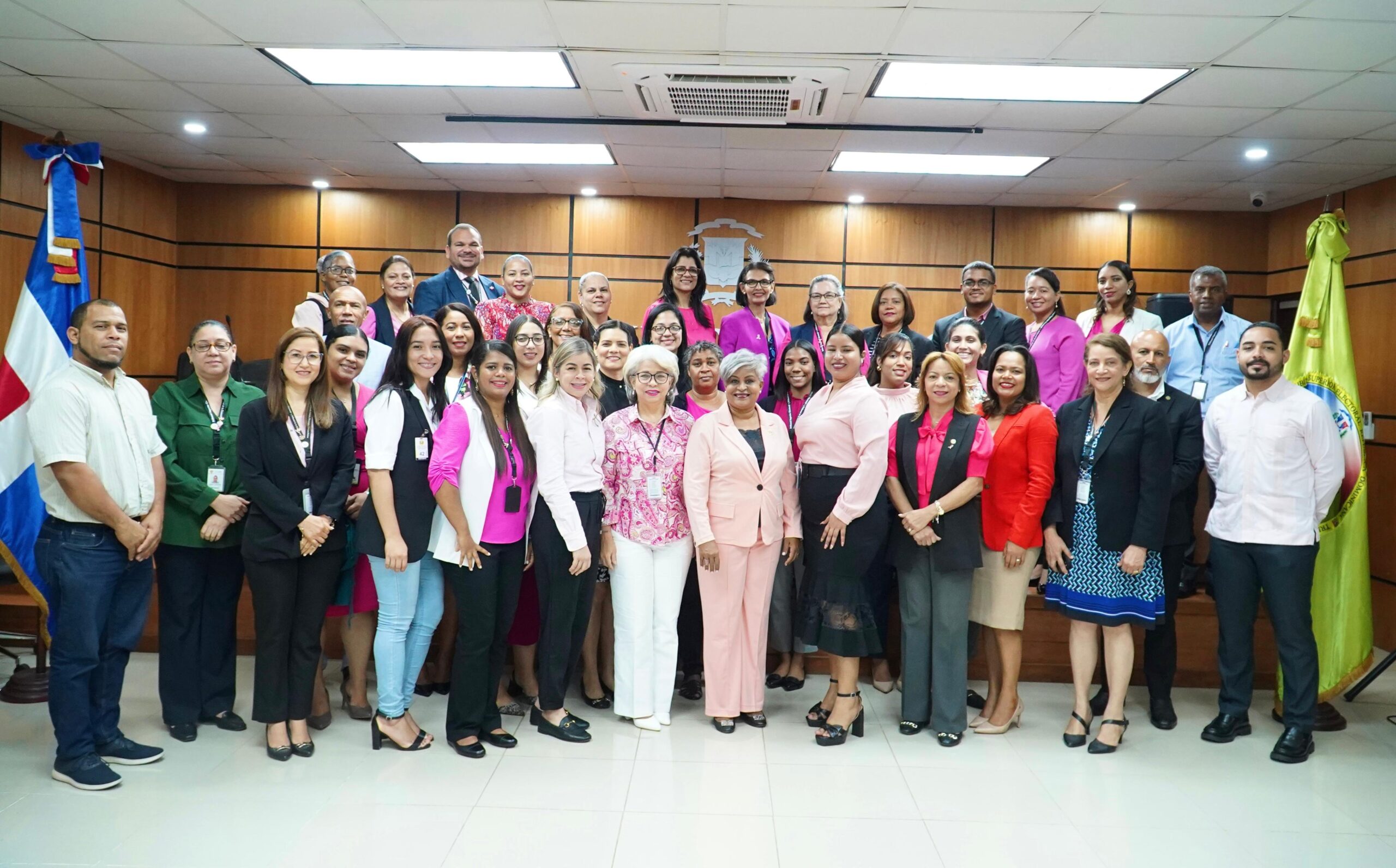 Orientan colaboradores TSE en cáncer de mama